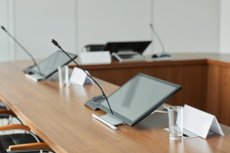 CSE : l’employeur ne peut pas enregistrer les réunions pour contrôler les procès-verbaux